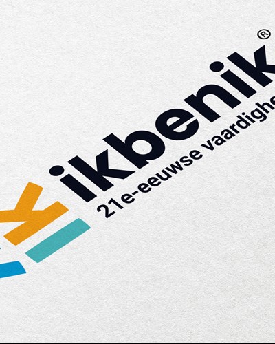 een logo met een ster en tekst