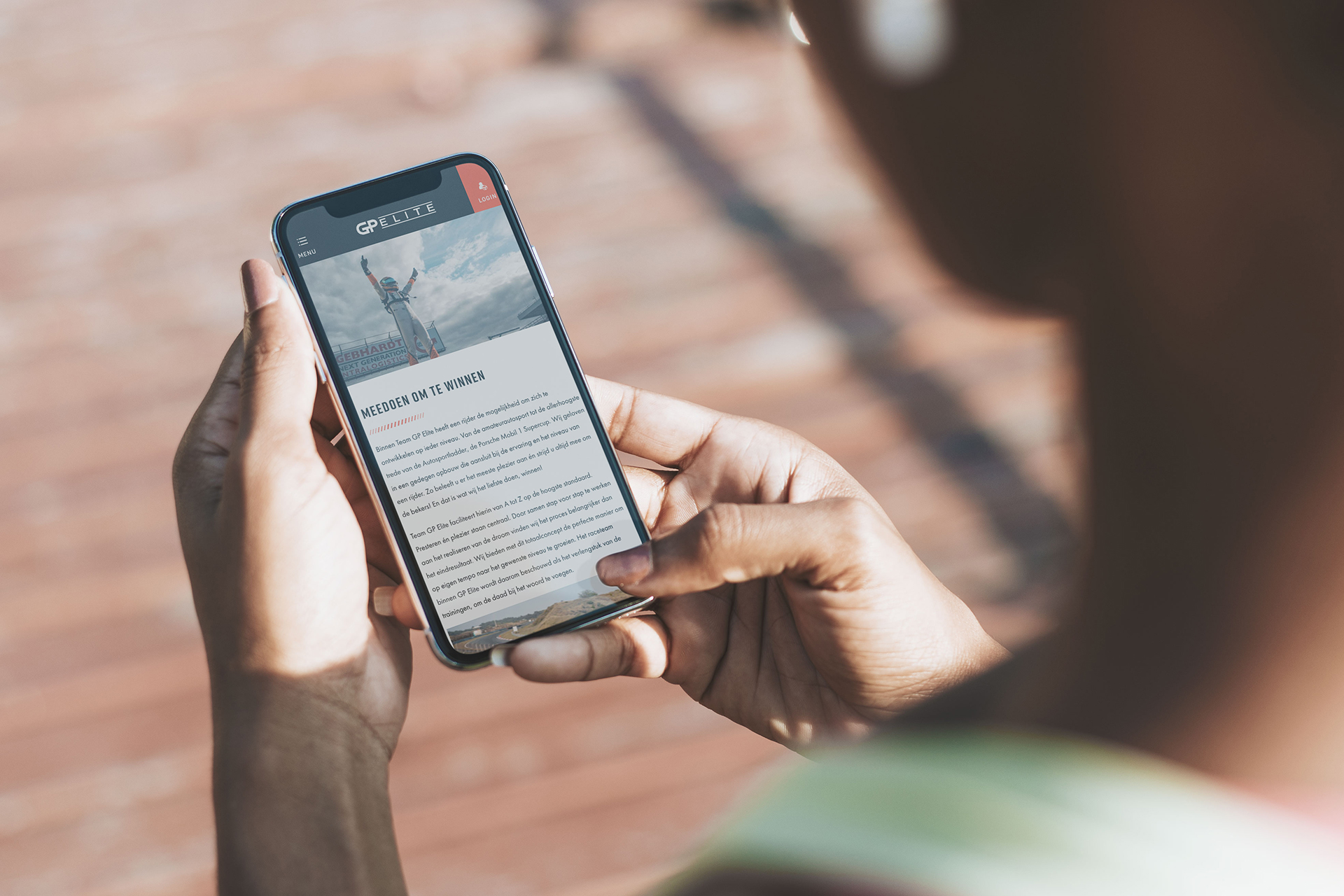 een persoon die een telefoon vasthoudt