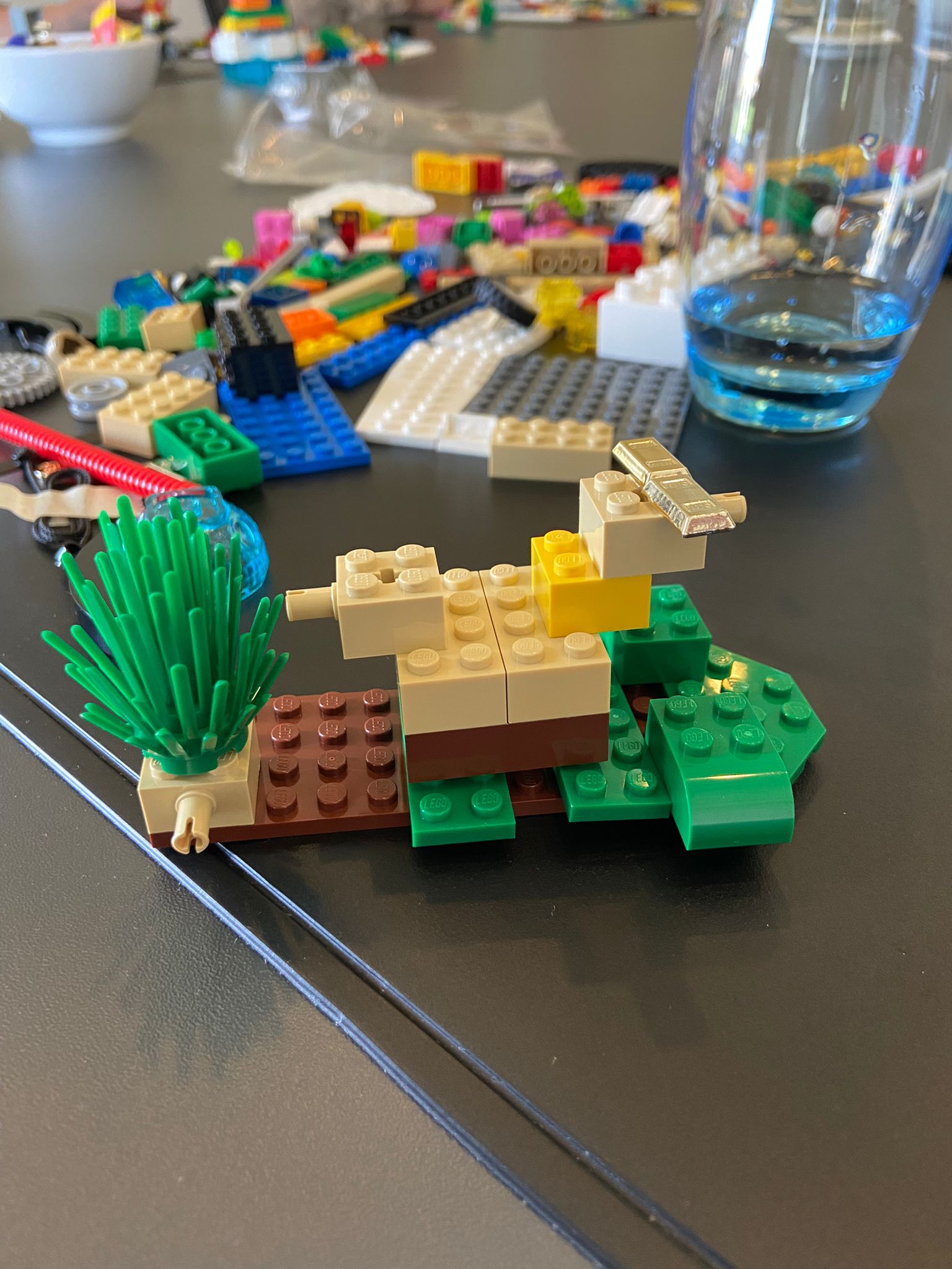 een groep speelgoed op een tafel