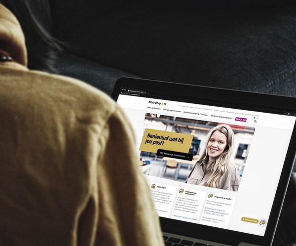 een mens die een computerscherm bekijkt