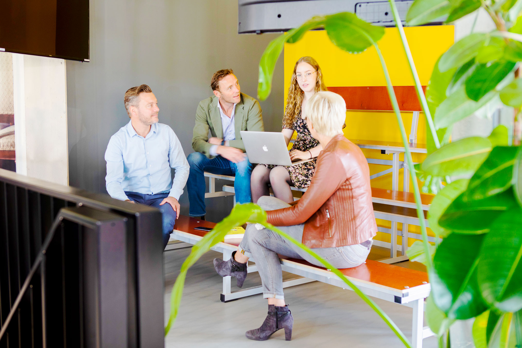 een groep mensen die op een trap zitten