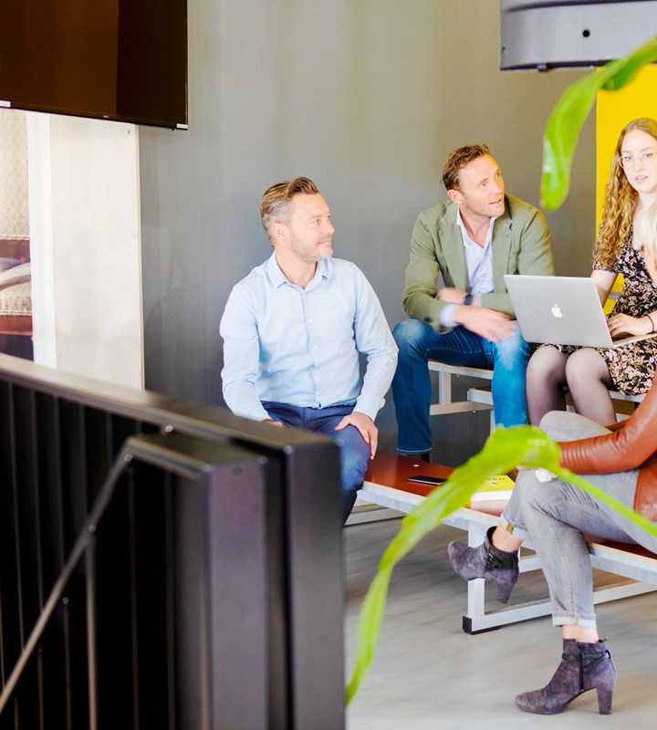 een groep mensen die op een trap zitten