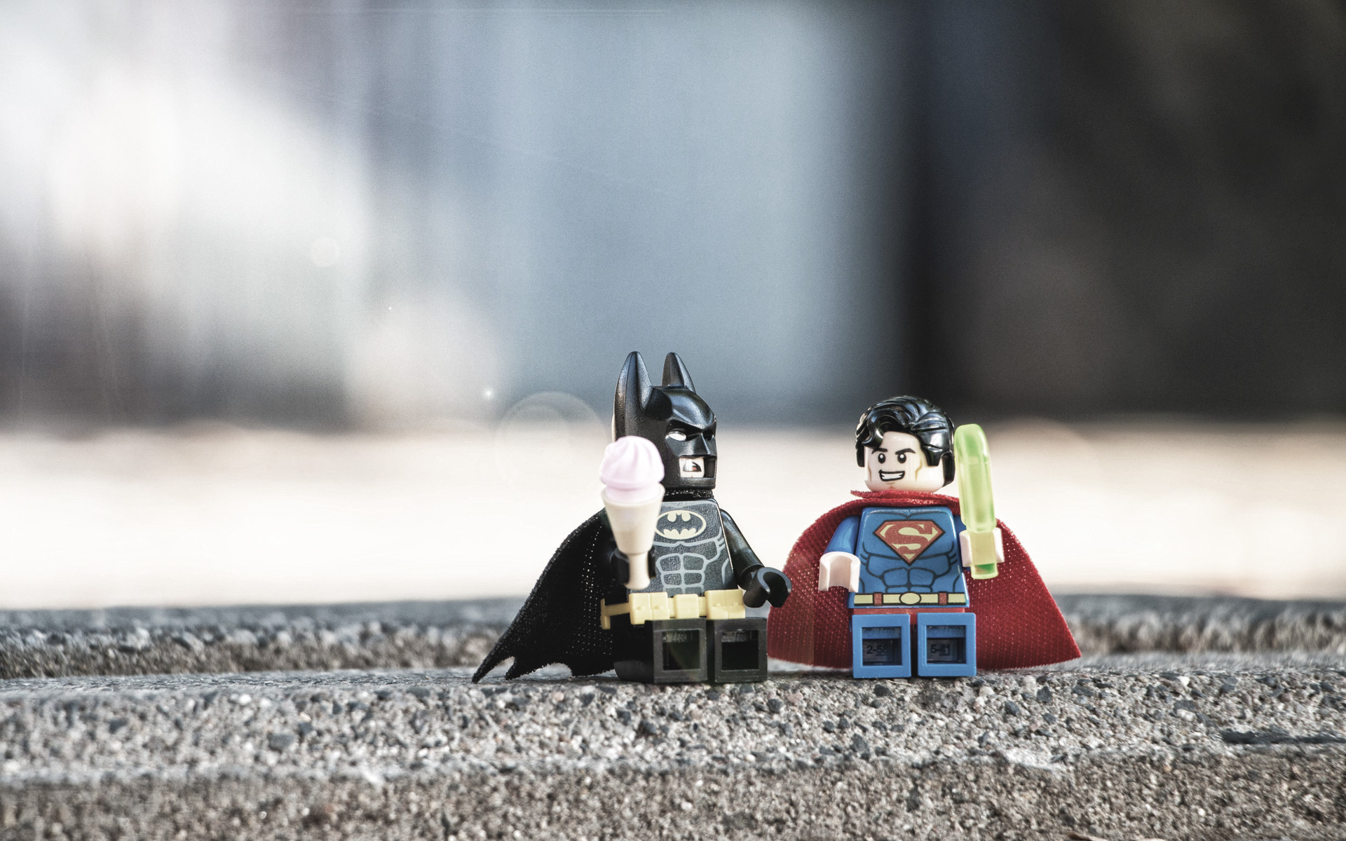 een paar speelgoedbeeldjes