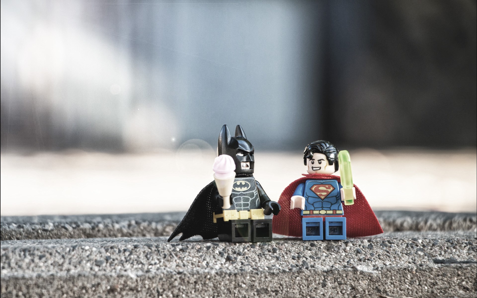 een paar speelgoedbeeldjes