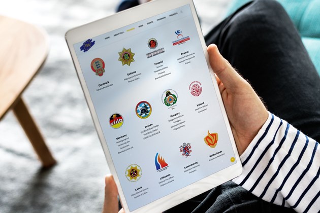 een persoon die een tablet vasthoudt