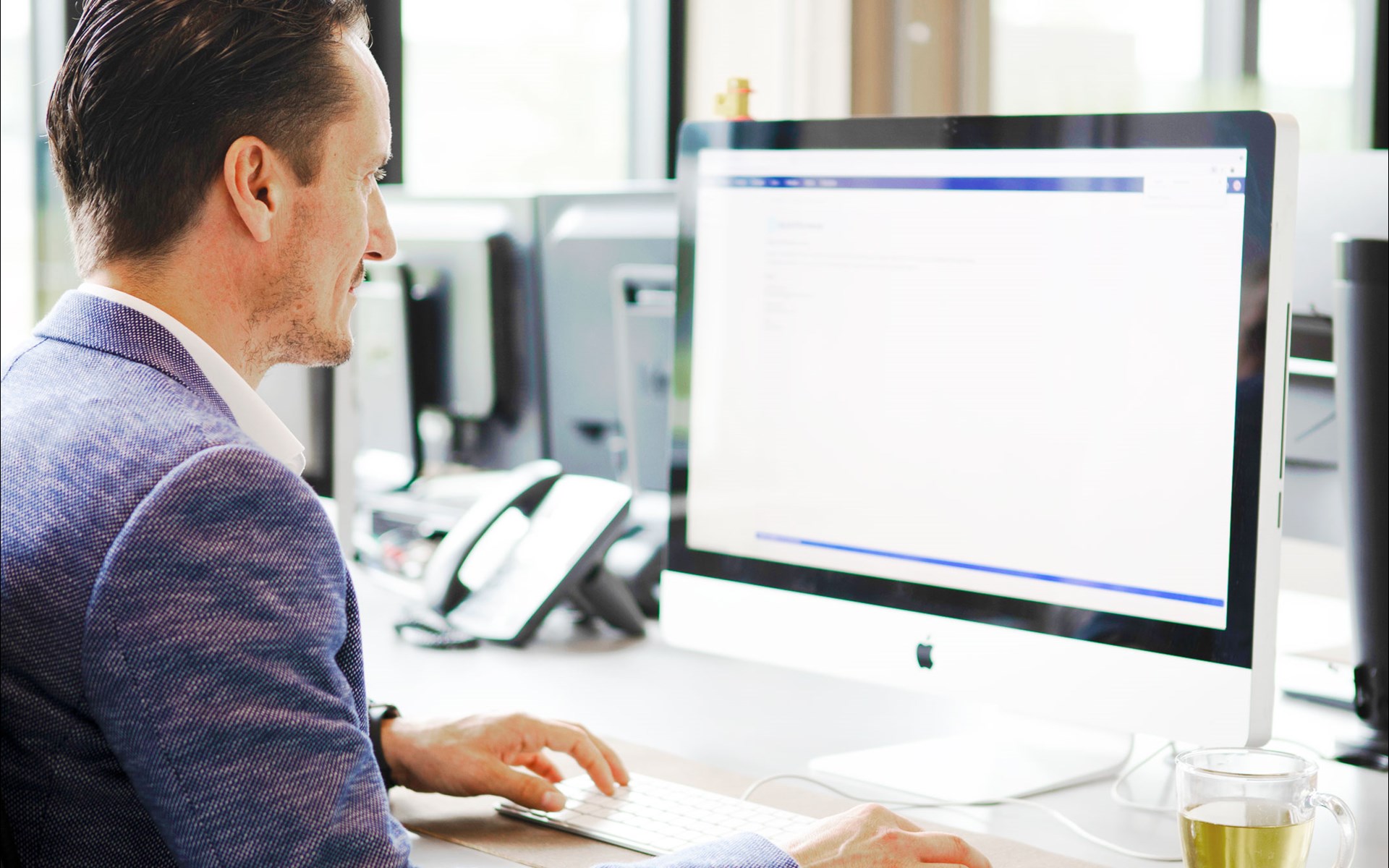 een mens die aan een computer werkt