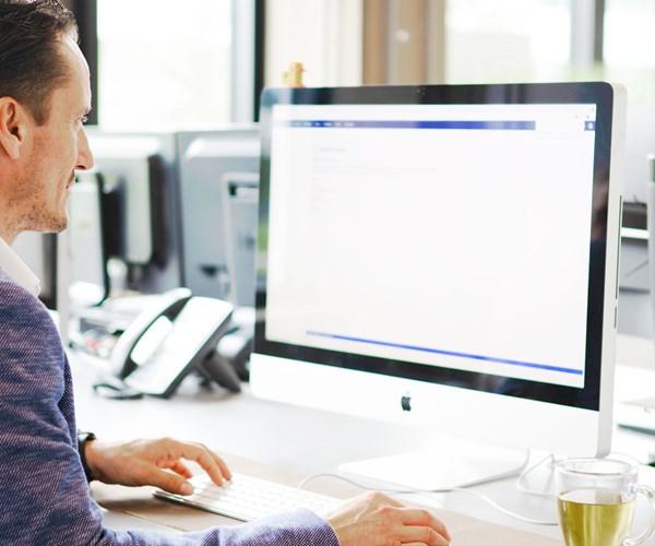 een mens die aan een computer werkt