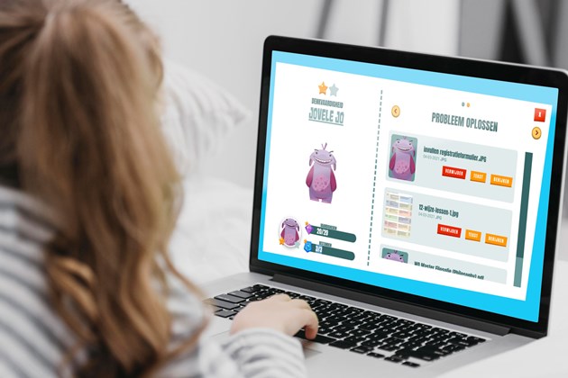 een vrouw die laptop met behulp van