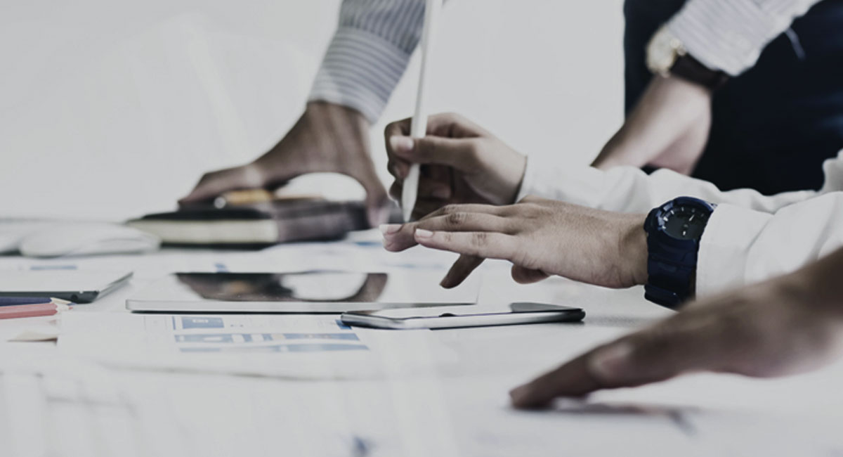 close-up van mensen die op document schrijven