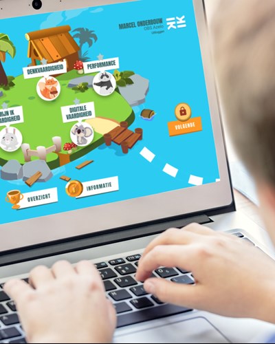 een persoon die een laptop gebruikt