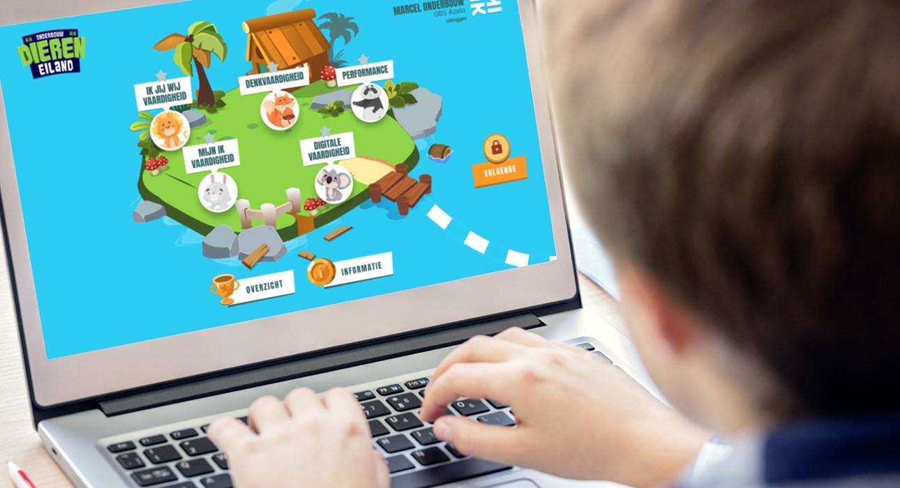 een persoon die een laptop gebruikt