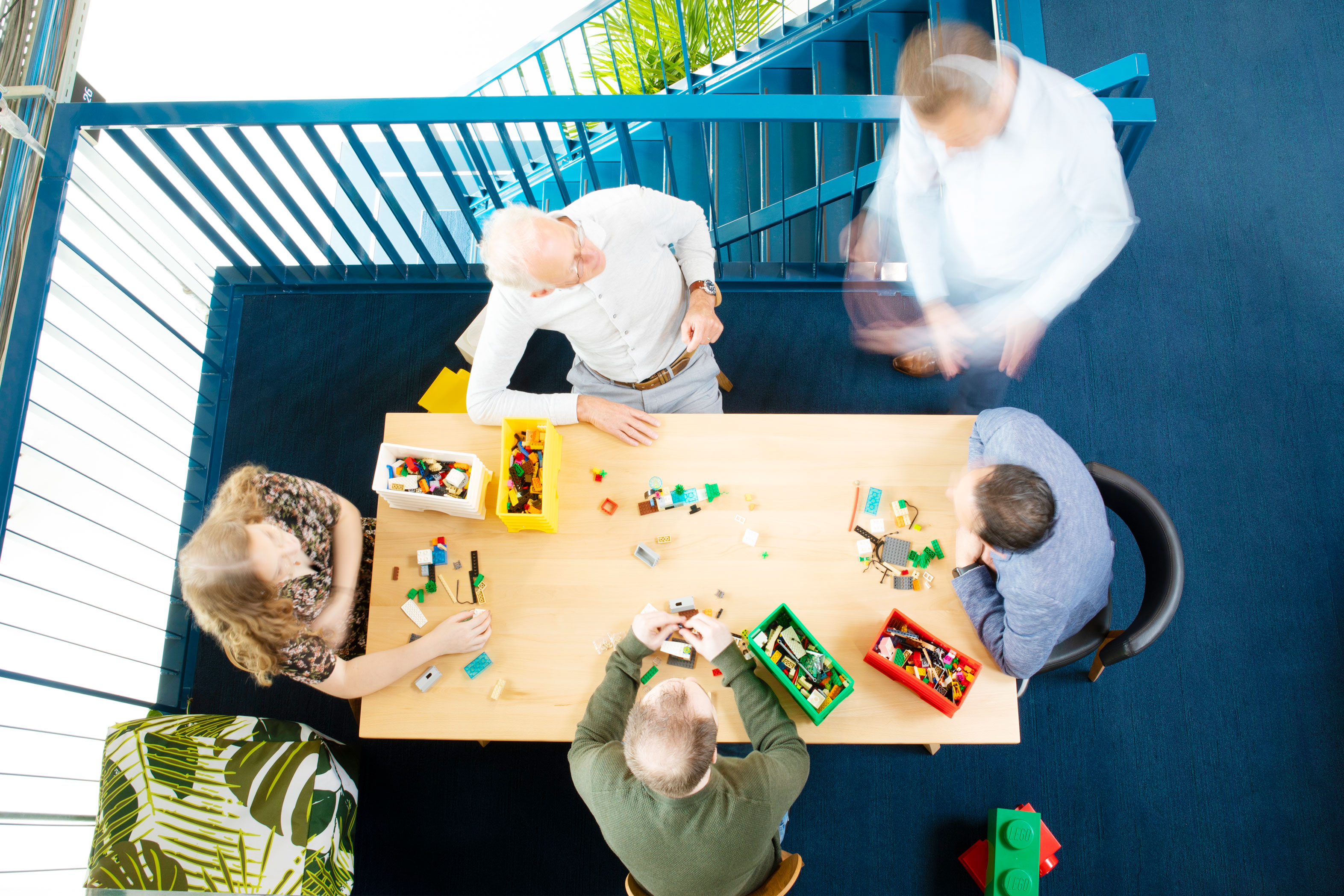 een groep mensen die een bordspel op een lijst spelen