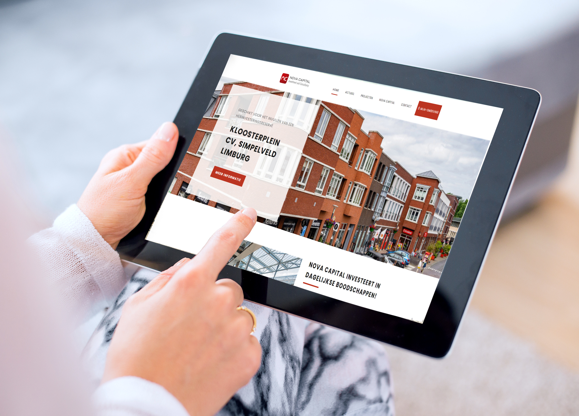 een persoon die een tablet vasthoudt