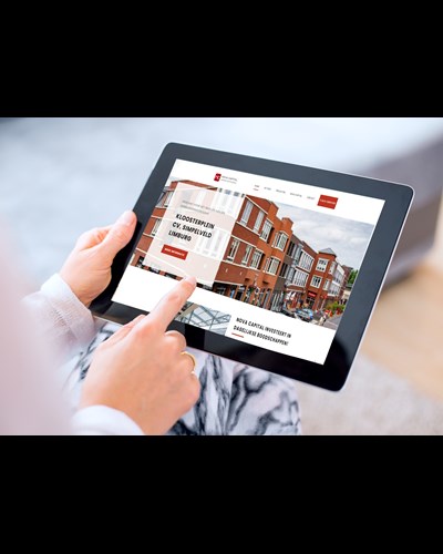 een persoon die een tablet vasthoudt