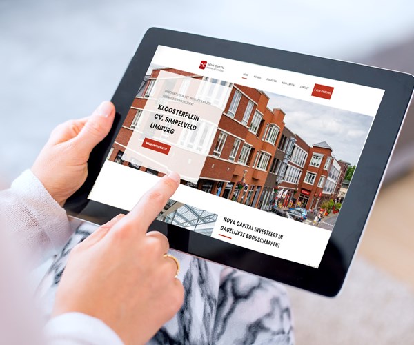 een persoon die een tablet vasthoudt