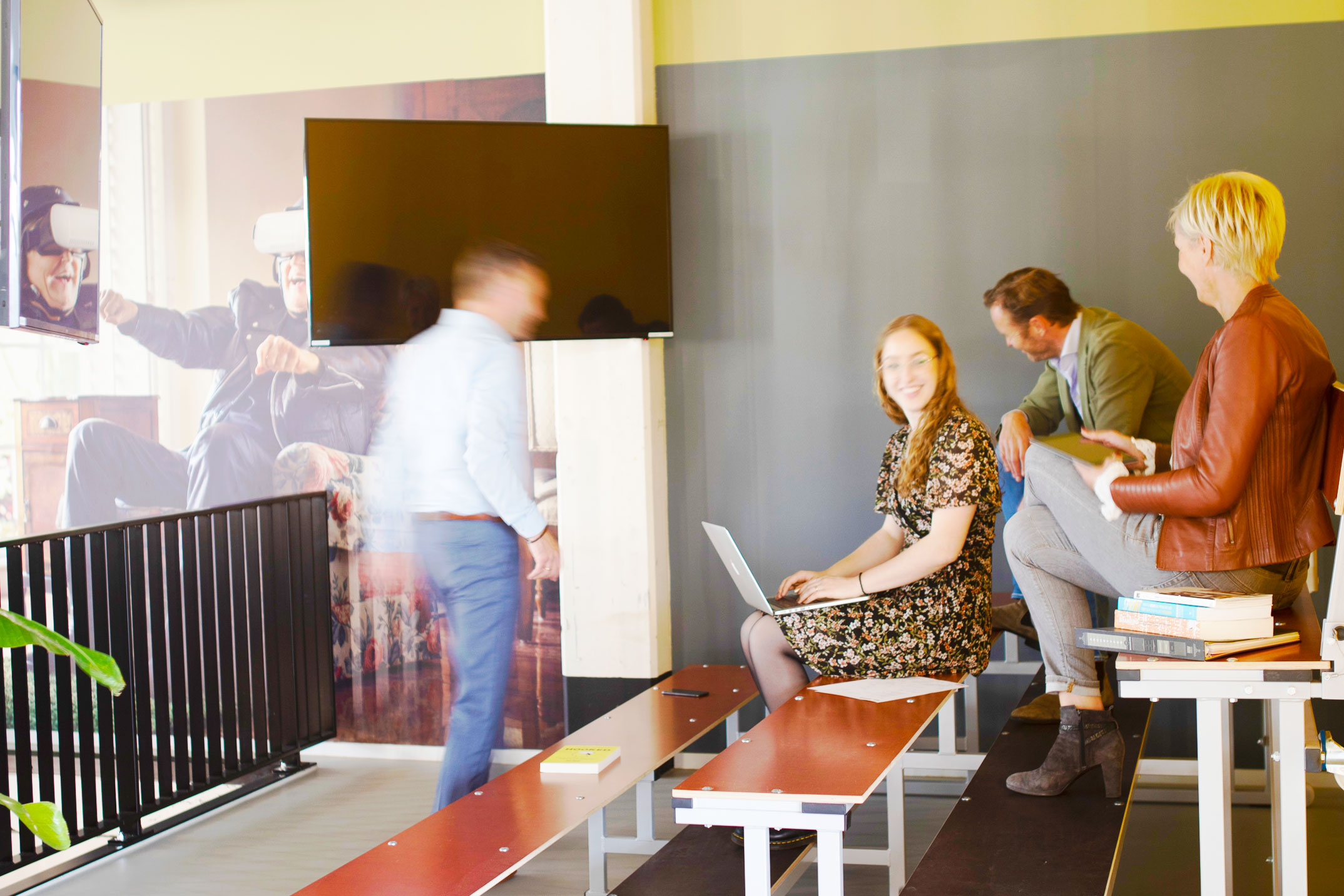 een groep mensen die op een bank zitten