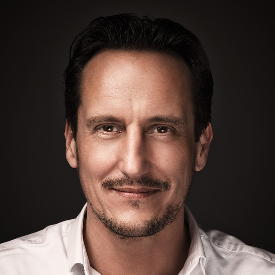 een man met een snor