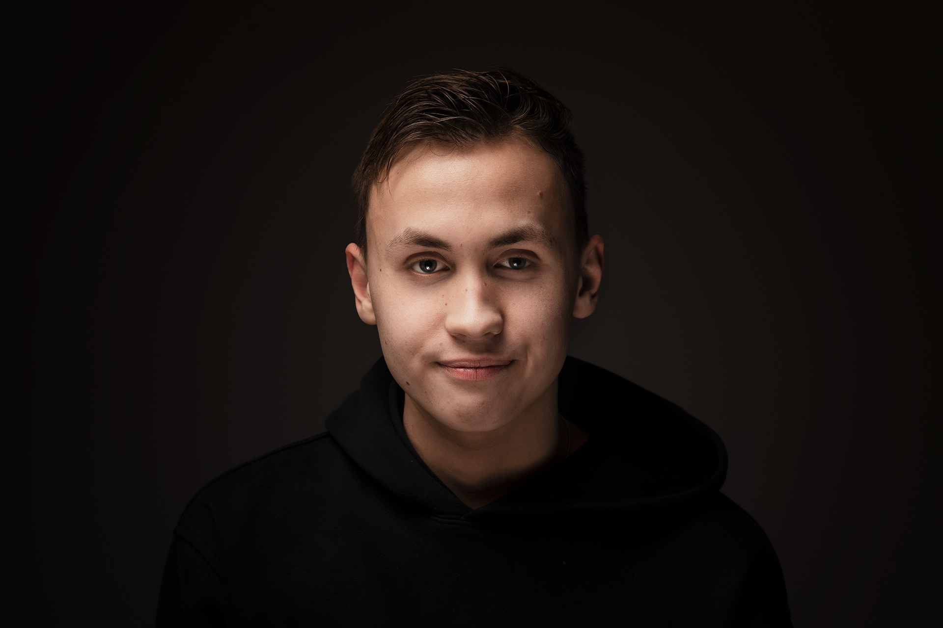 een man in een zwart overhemd