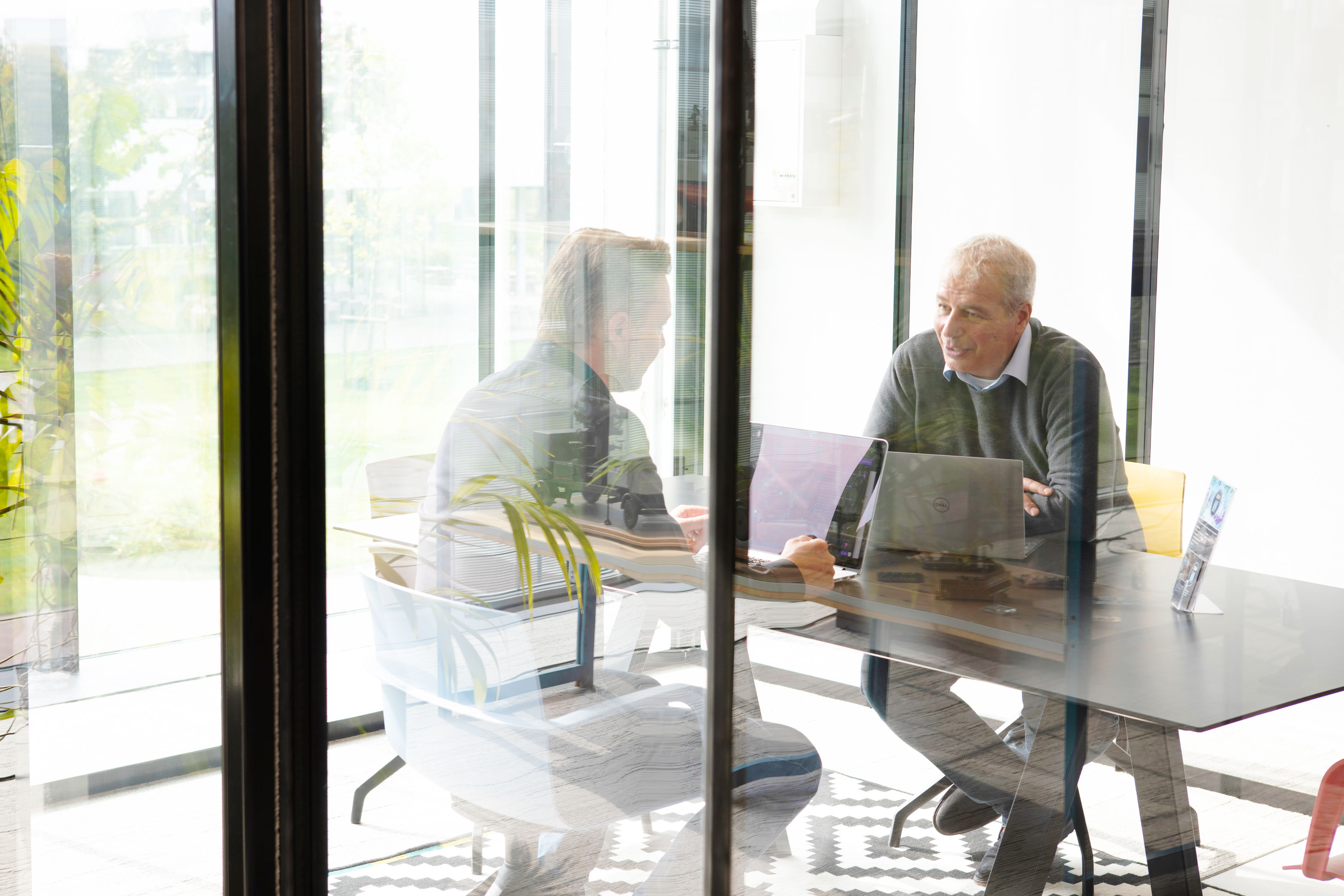 een man en een vrouw die bij een lijst werken