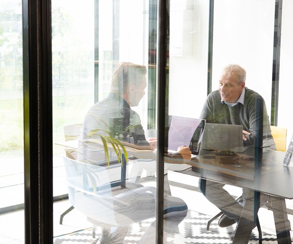 een man en een vrouw die bij een lijst werken