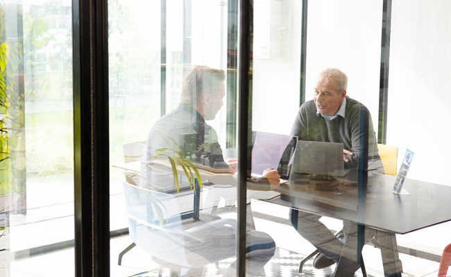 een man en een vrouw die bij een lijst werken
