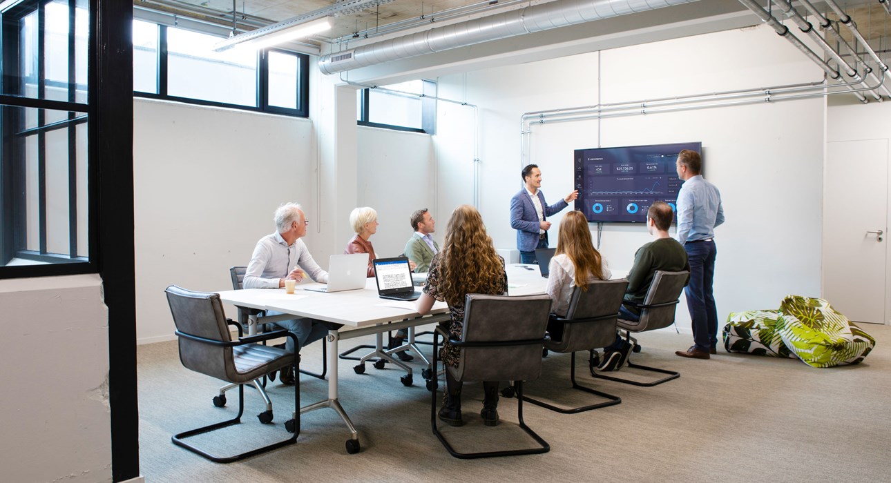 een groep mensen in een vergadering
