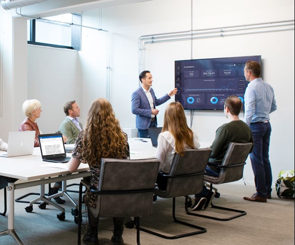 een groep mensen in een vergadering