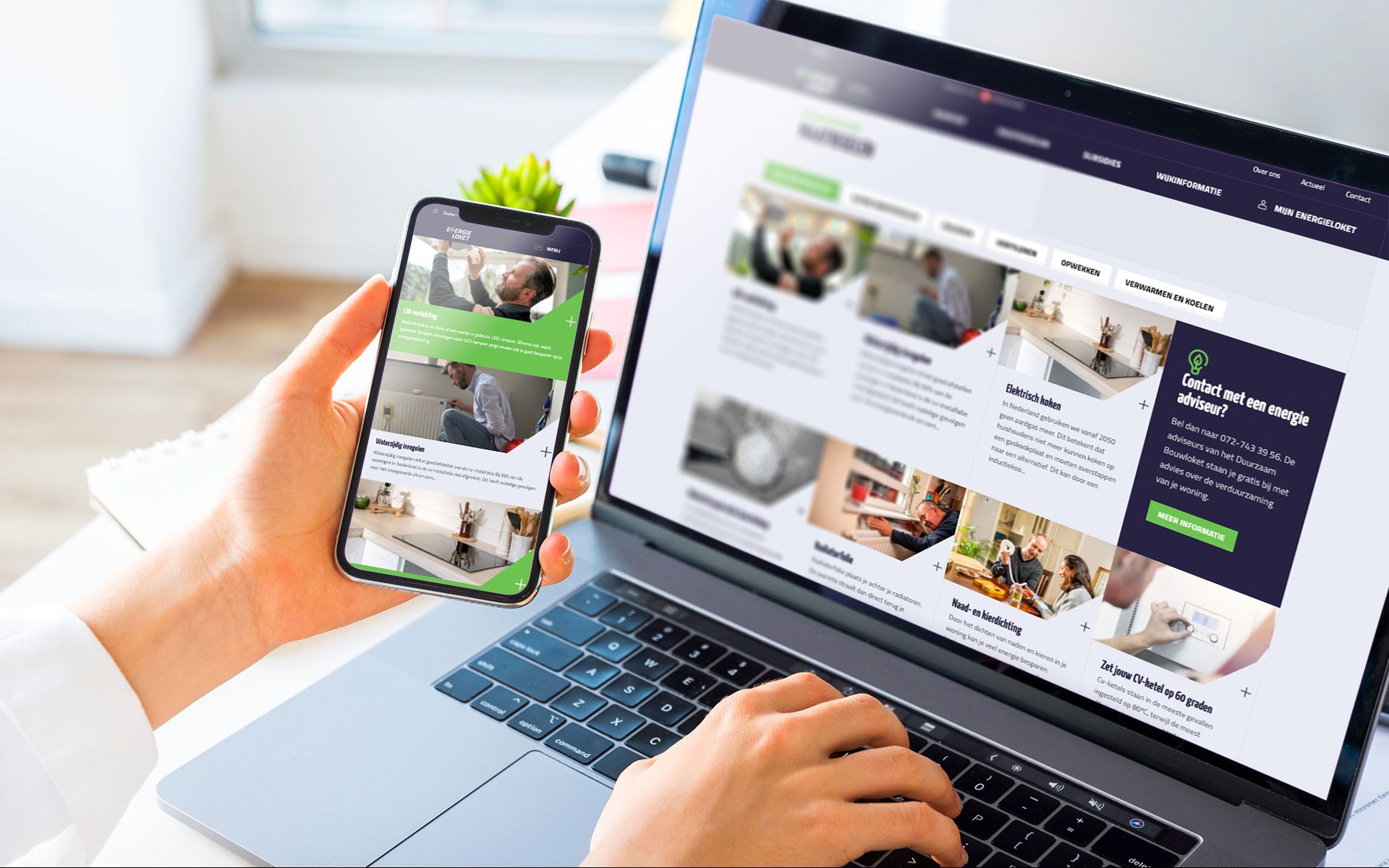 een persoon die een tablet vasthoudt