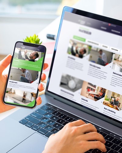 een persoon die een tablet vasthoudt