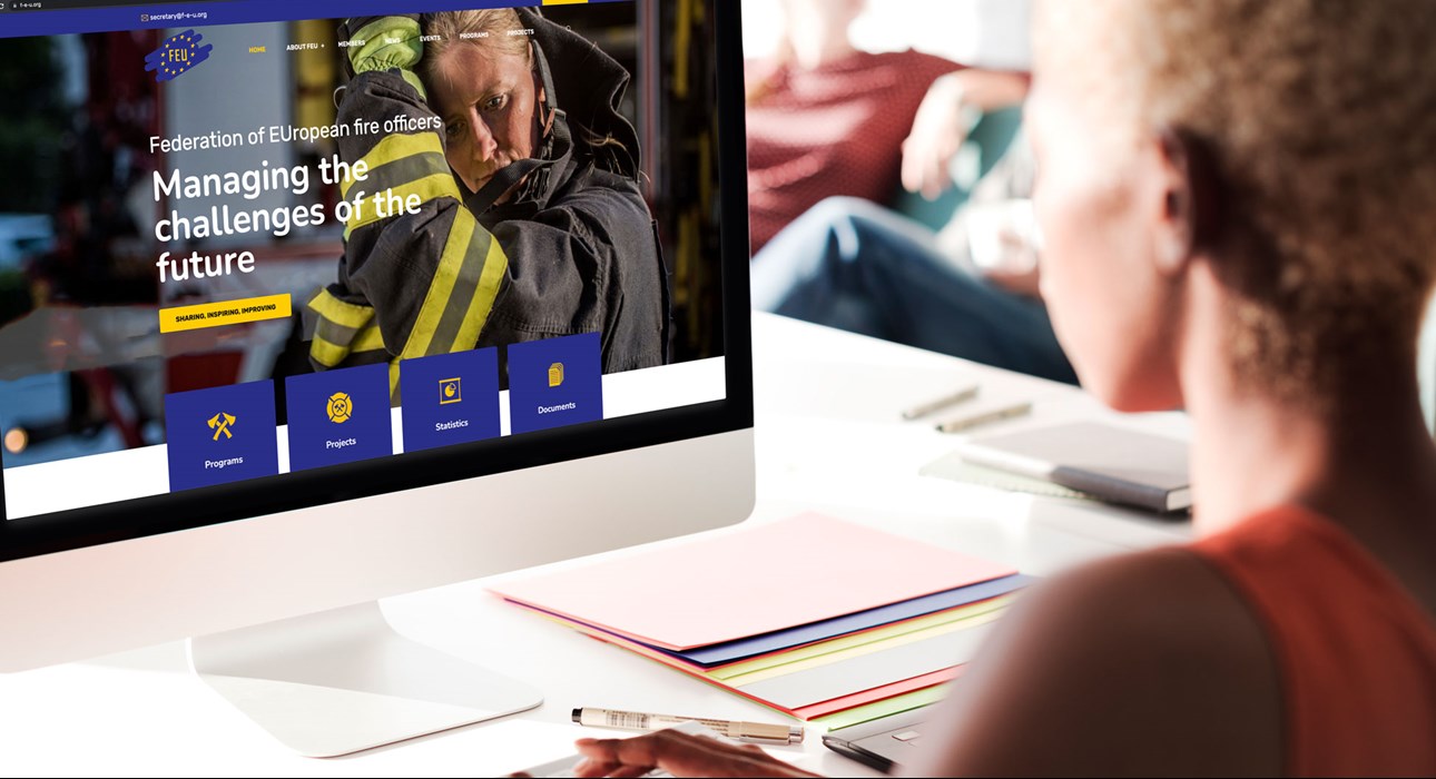 een mens die een computerscherm bekijkt