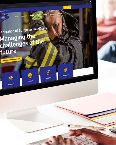 een mens die een computerscherm bekijkt