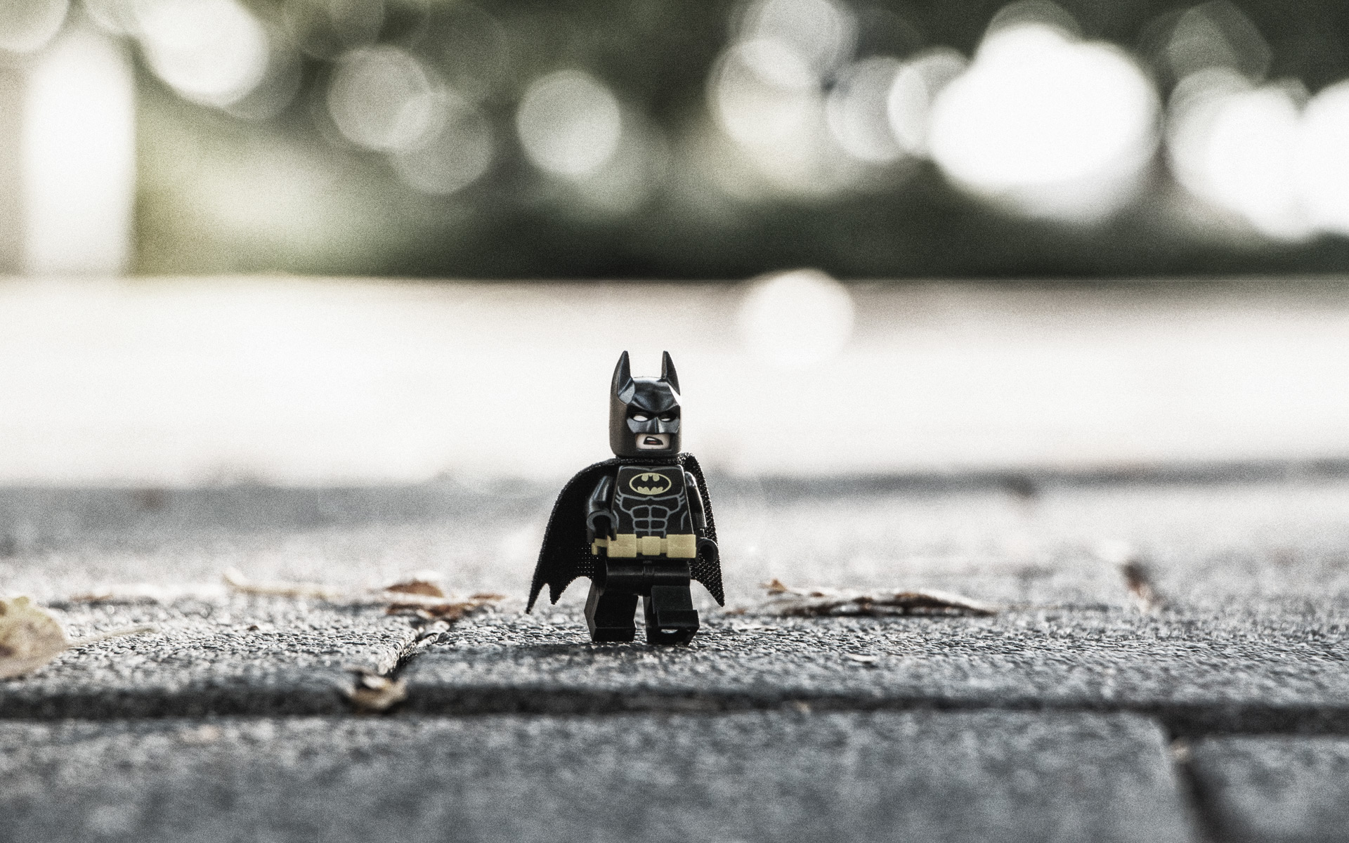 een speelgoed cijfer op een strand